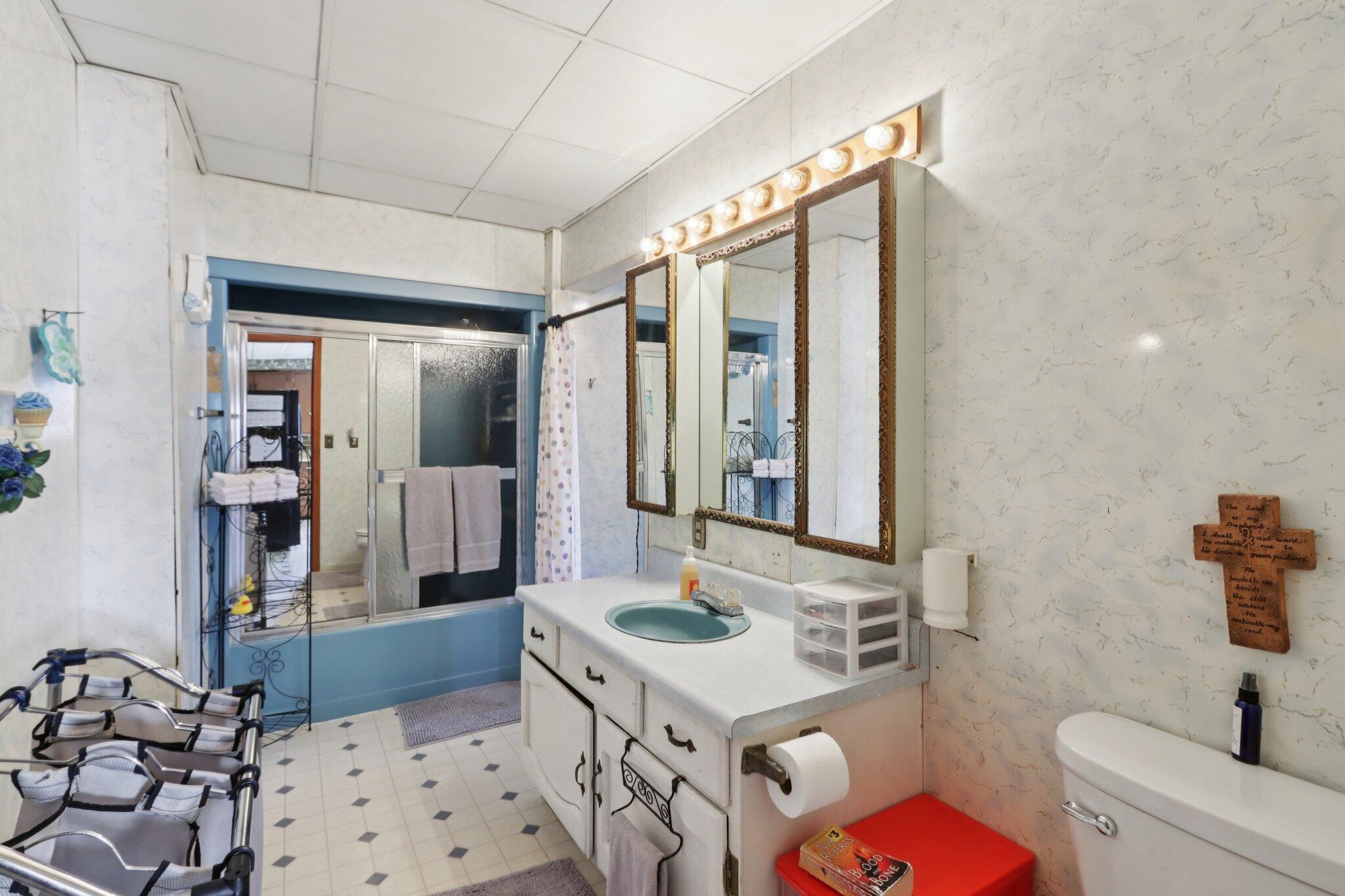 W11057 County Rd D Pella, WI 54950 - Photo 27 of 84 Upper Bathroom