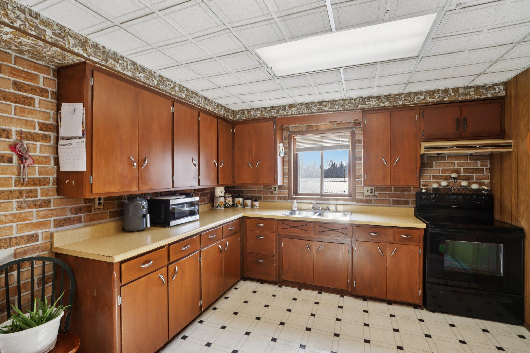 W11057 County Rd D Pella, WI 54950 - Photo 6 of 84 Upper Kitchen