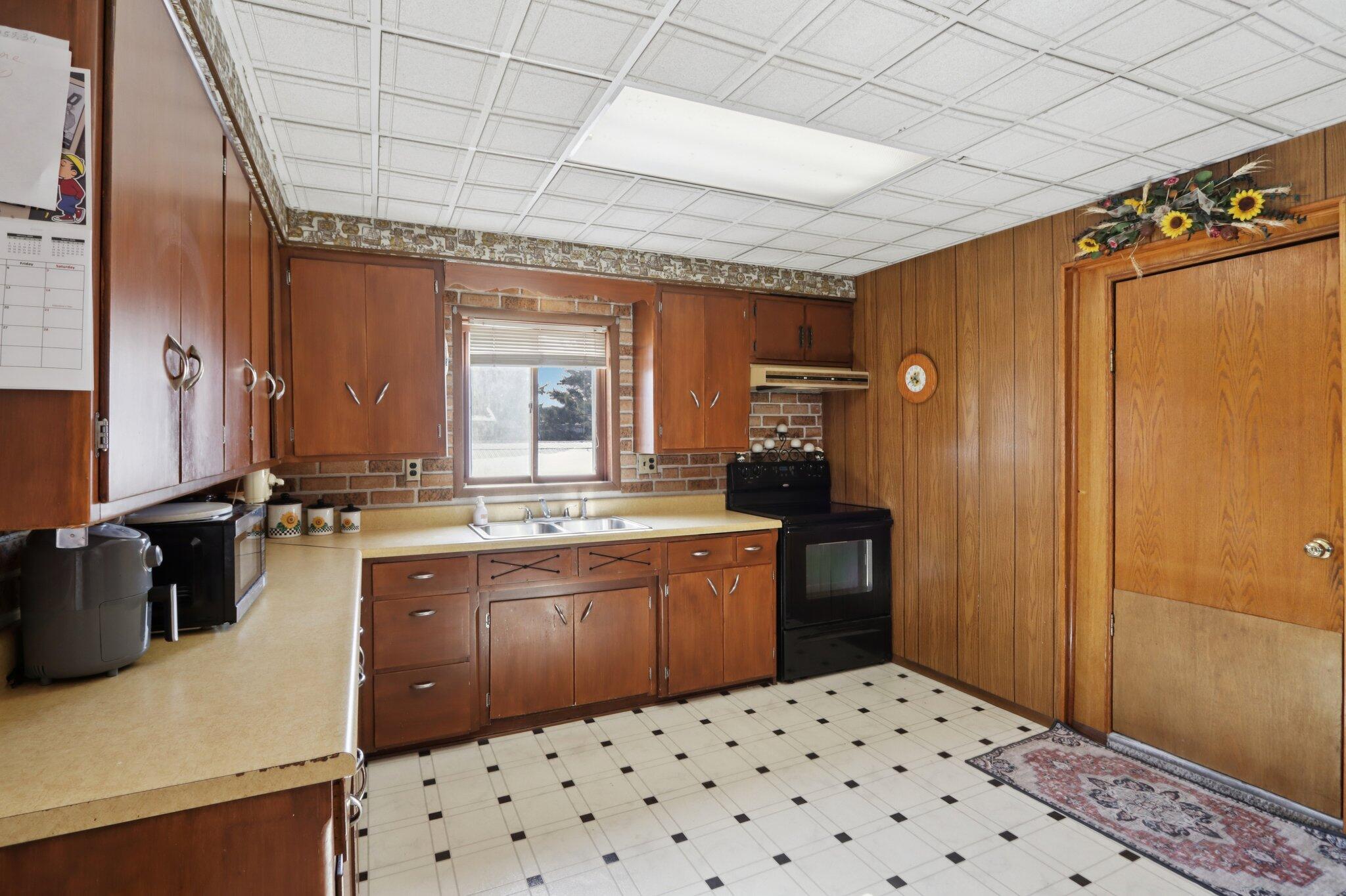W11057 County Rd D Pella, WI 54950 - Photo 7 of 84 Upper Kitchen
