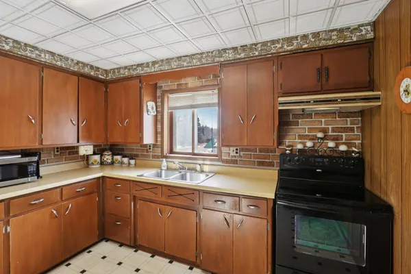 $389,900 | W11057 County Rd D, Pella, WI 54950