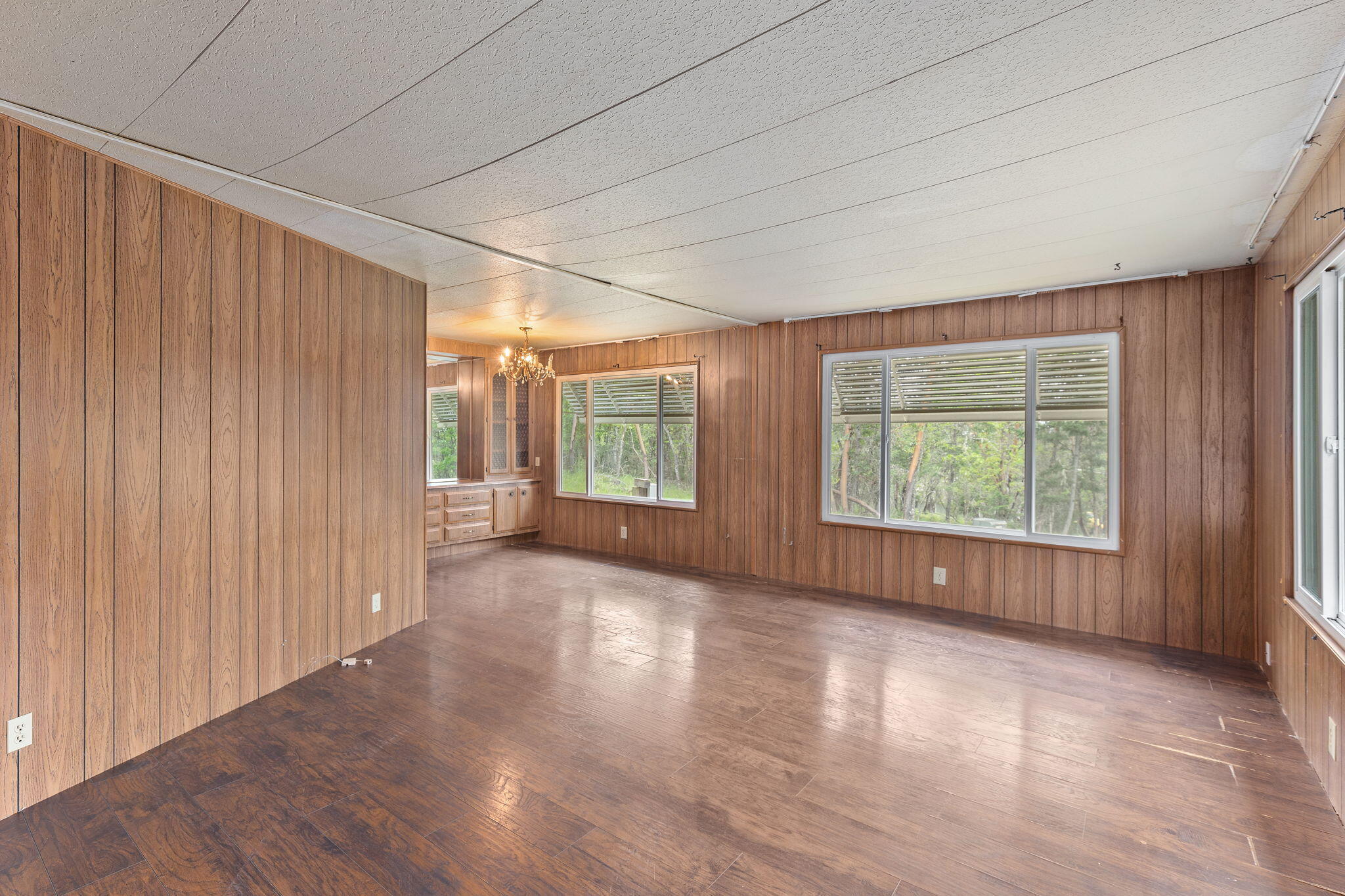 1111 Summit Loop Grants Pass, OR 97527 - Photo 10 of 41 Living Room