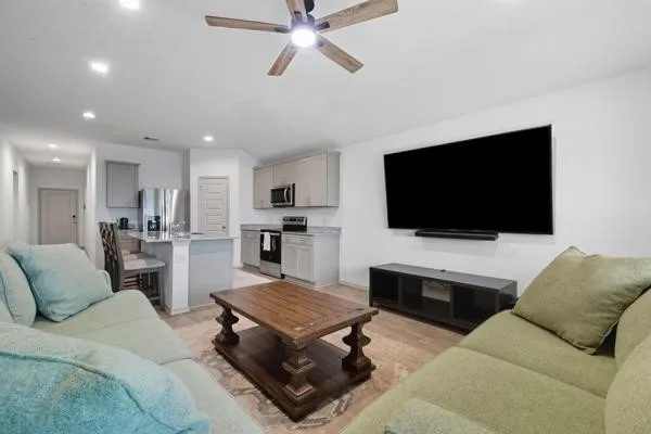 $2,500 | 1137 Buffalograss Trail, Sealy, TX 77474