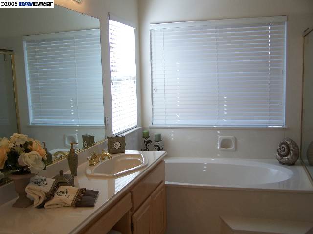103 Pearlgrass Court San Ramon, CA 94582 - Photo 6 of 8 a bathroom with a tub sink and mirror