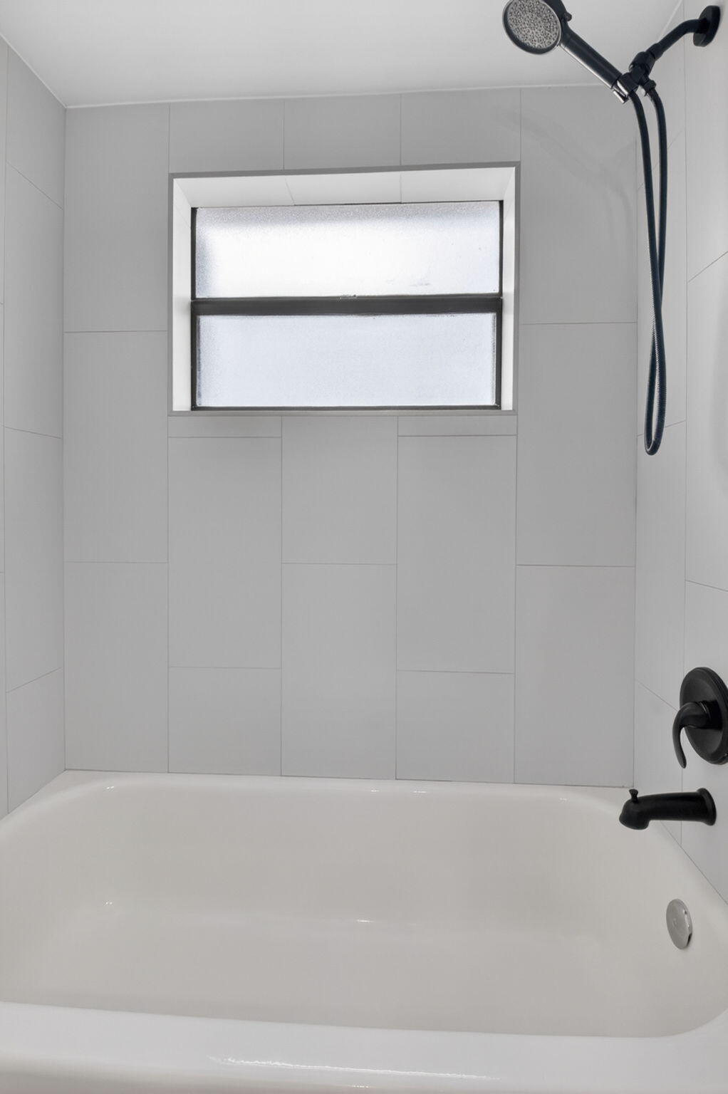 149 Northwest 70th Street, Unit 106C Boca Raton, FL 33487 - Photo 29 of 41 a bathroom with a bathtub