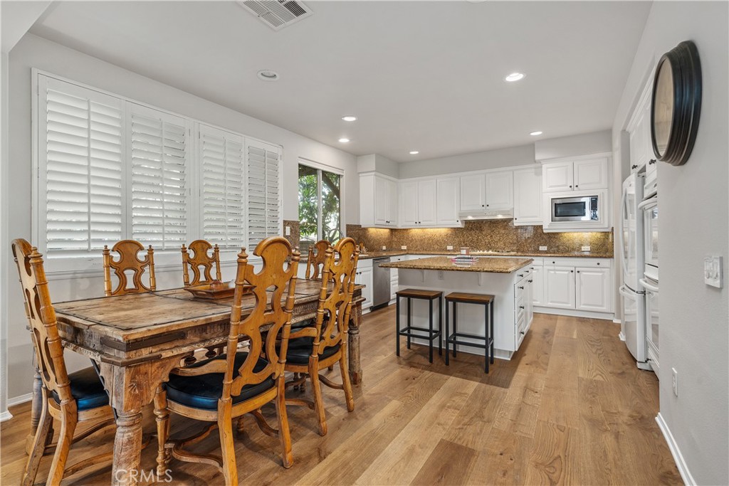 25730 Hawthorne Place Stevenson Ranch, CA 91381 - Photo 13 of 41 Kitchen Eating Area