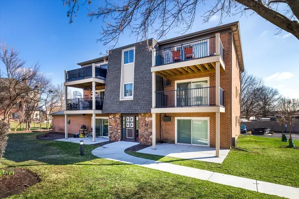$1,695 | 604 65th Street, Unit 4, Westmont, IL 60559