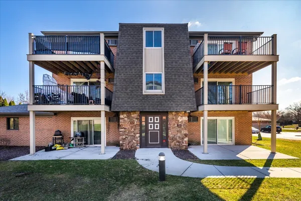 $1,695 | 604 65th Street, Unit 4, Westmont, IL 60559