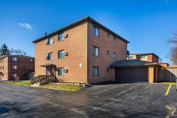 $1,695 | 604 65th Street, Unit 4, Westmont, IL 60559