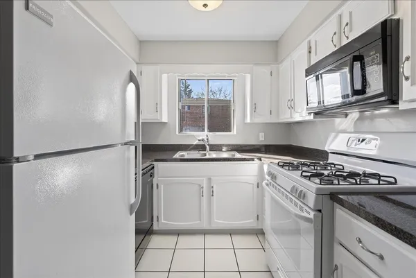 $1,695 | 604 65th Street, Unit 4, Westmont, IL 60559