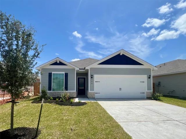 a view of a house with backyard and porch