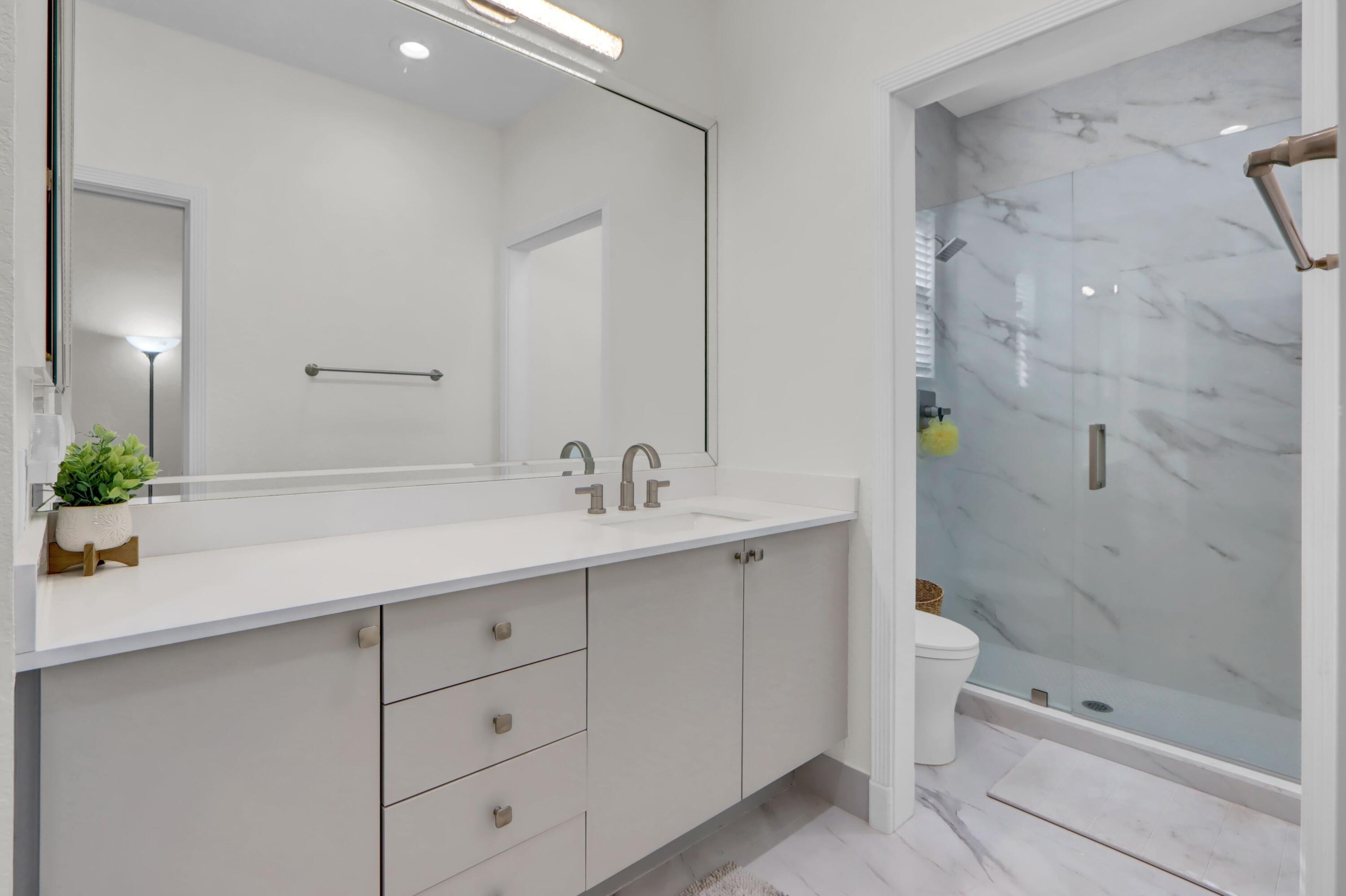 6564 Somerset Circle Boca Raton, FL 33496 - Photo 14 of 39 Jack & Jill Bathroom