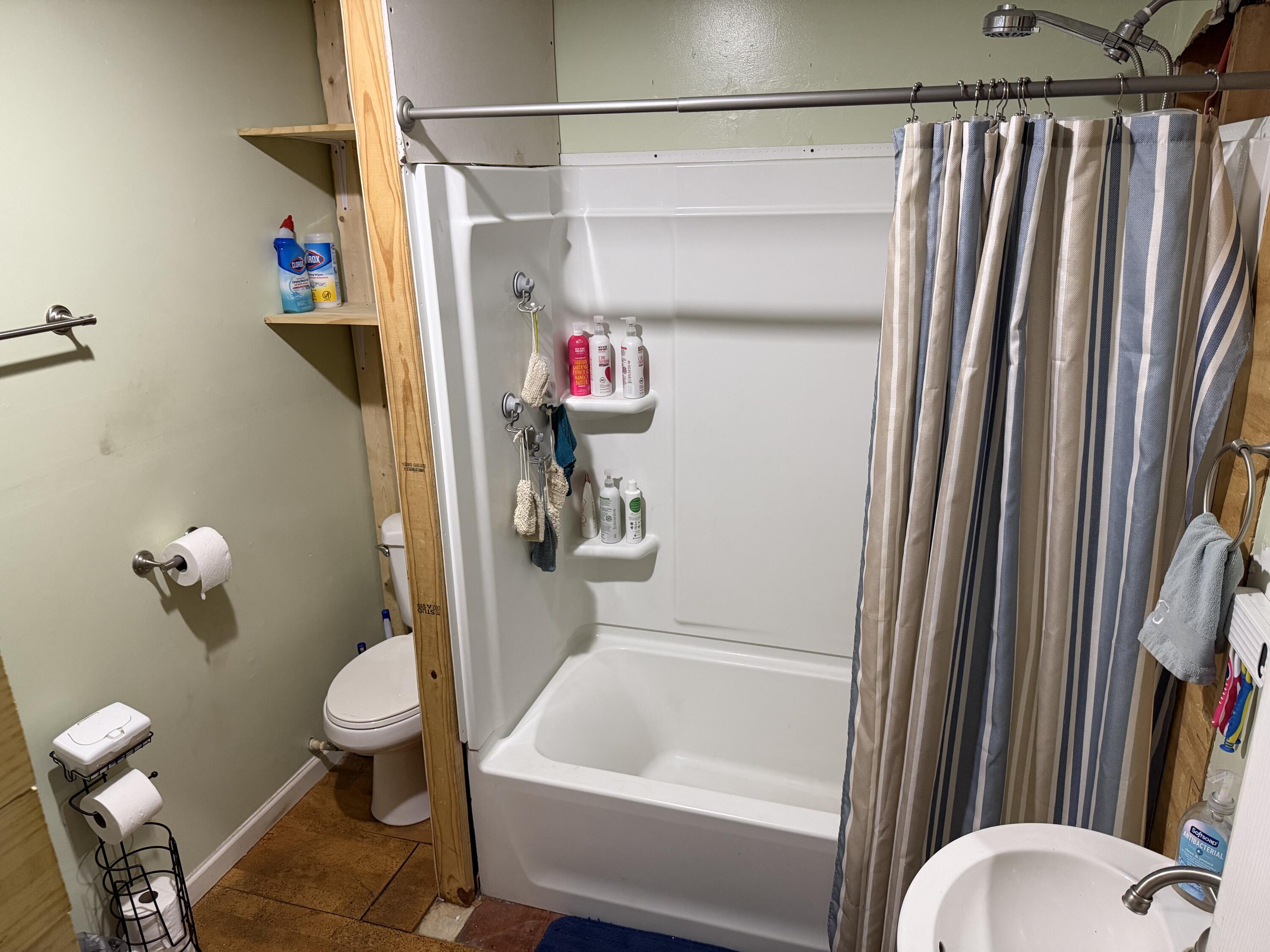 5875 Oak Hill Road Crestview, FL 32536 - Photo 22 of 43 a bathroom with a shower a toilet and a tub