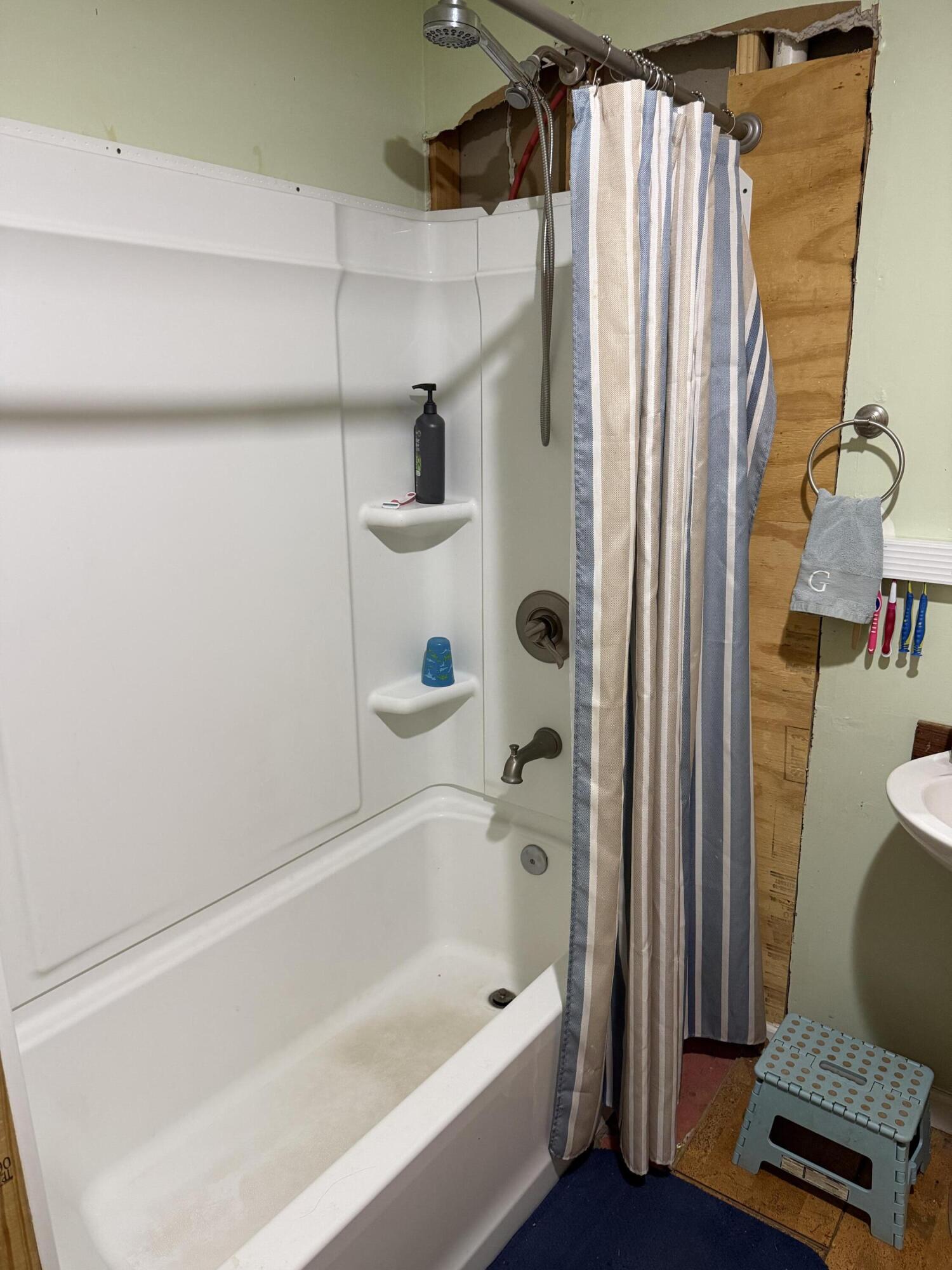 5875 Oak Hill Road Crestview, FL 32536 - Photo 25 of 43 a bathroom with a shower curtain and a bathtub
