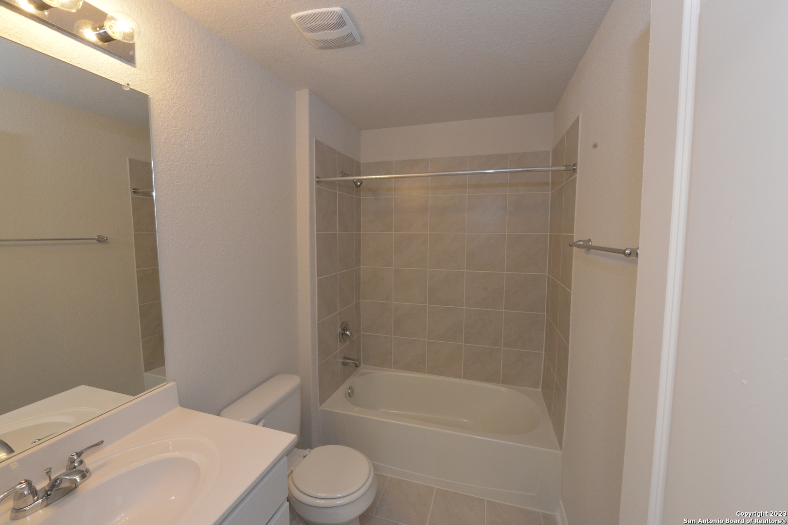 14050 Mudstone Street San Antonio, TX 78253 - Photo 18 of 30 a bathroom with a bathtub toilet and sink