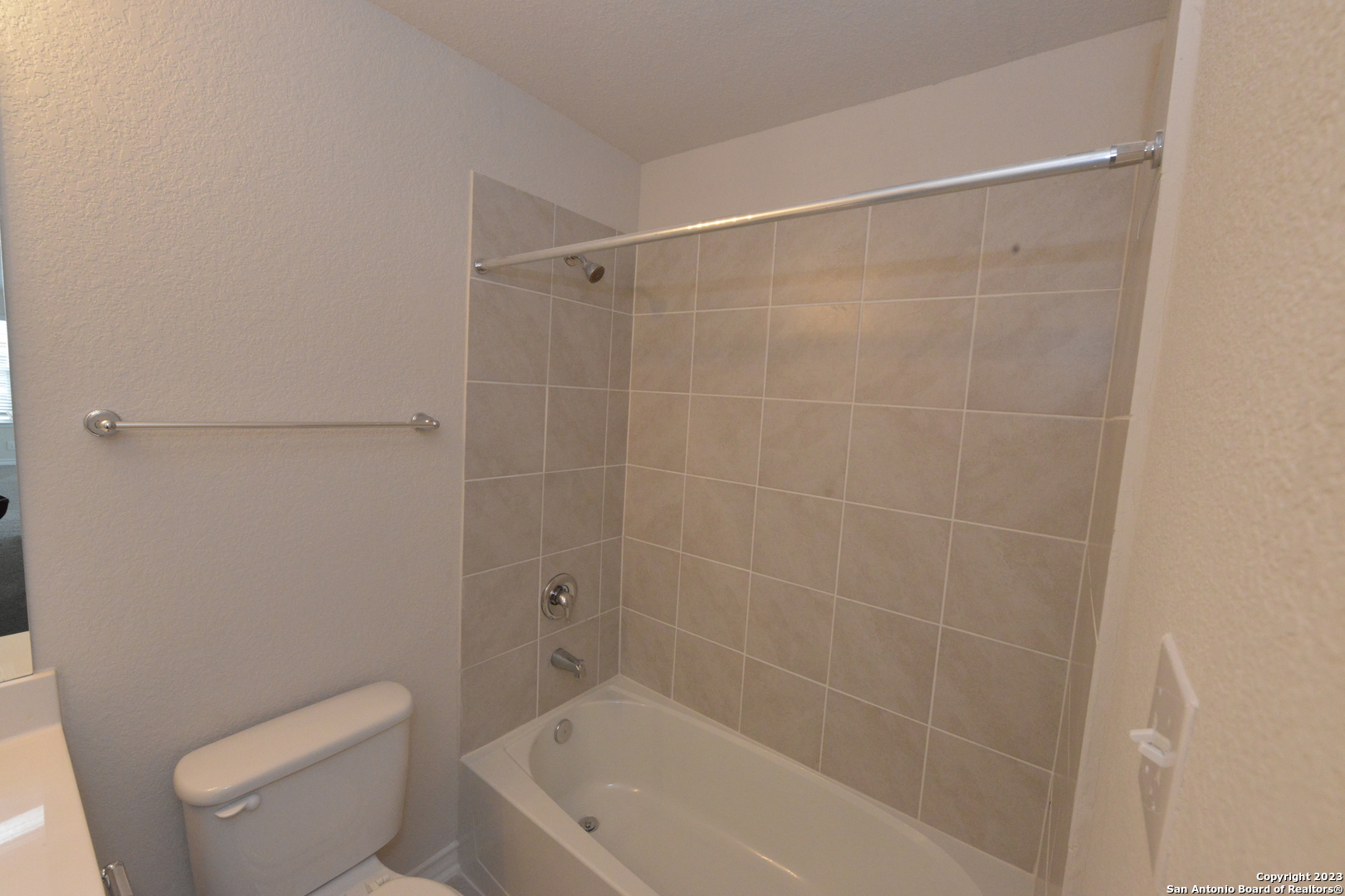 14050 Mudstone Street San Antonio, TX 78253 - Photo 19 of 30 a white bath tub sitting next to a toilet