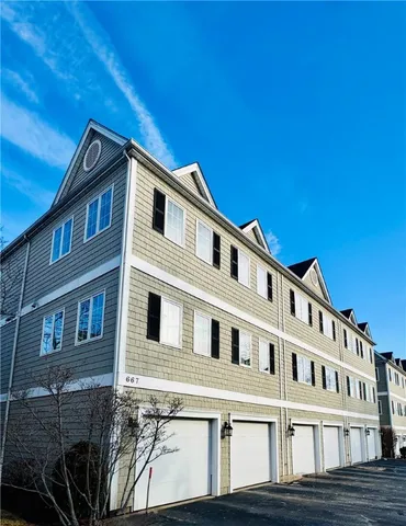 $385,000 | 667 Metacom Avenue, Unit 14, Bristol, RI 02809