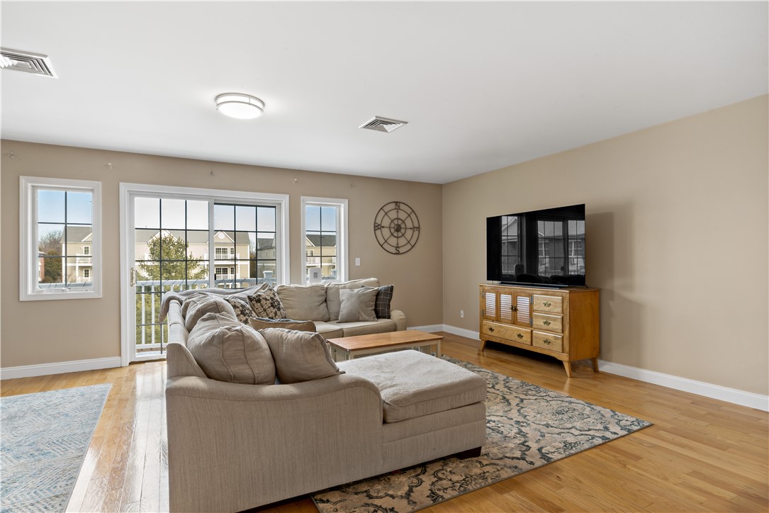 667 Metacom Avenue, Unit 14 Bristol, RI 02809 - Photo 5 of 32