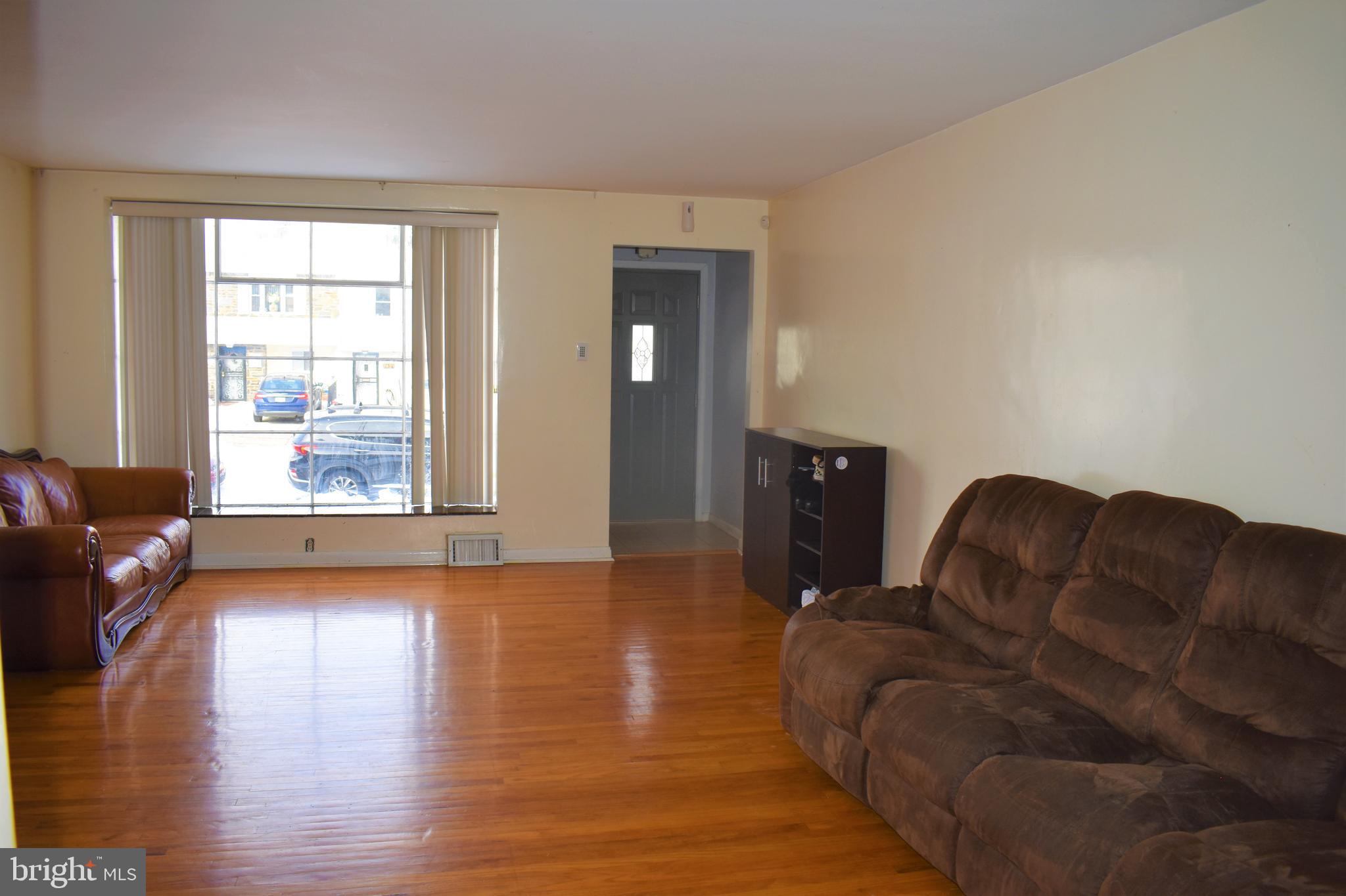 7436 Rhoads Street Philadelphia, PA 19151 - Photo 3 of 18 LIVING ROOM