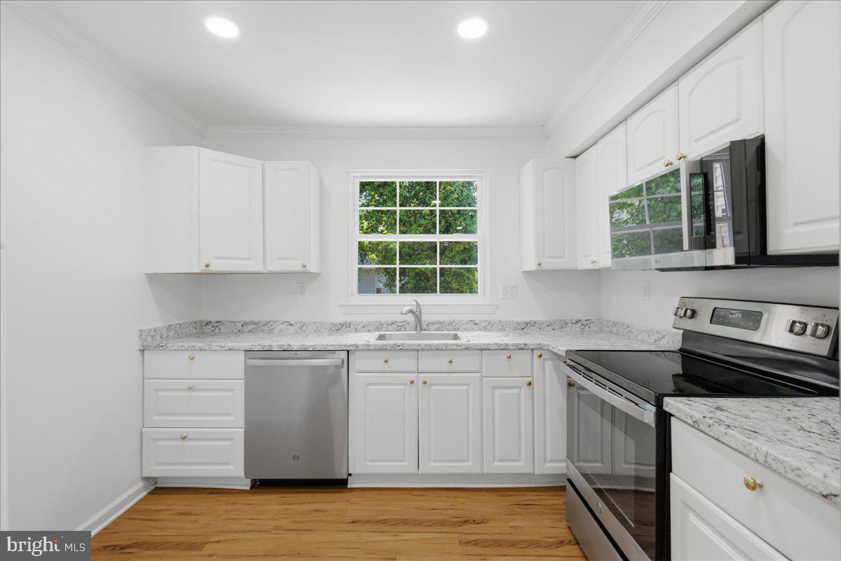 10598 Reed's Landing Circle Burke, VA 22015 - Photo 10 of 37