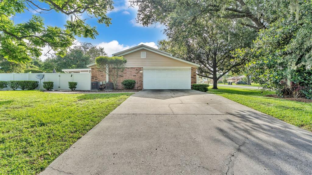 1910 Clubhouse Road Lakeland, FL 33813 - Photo 4 of 62 Gallery Image 4
