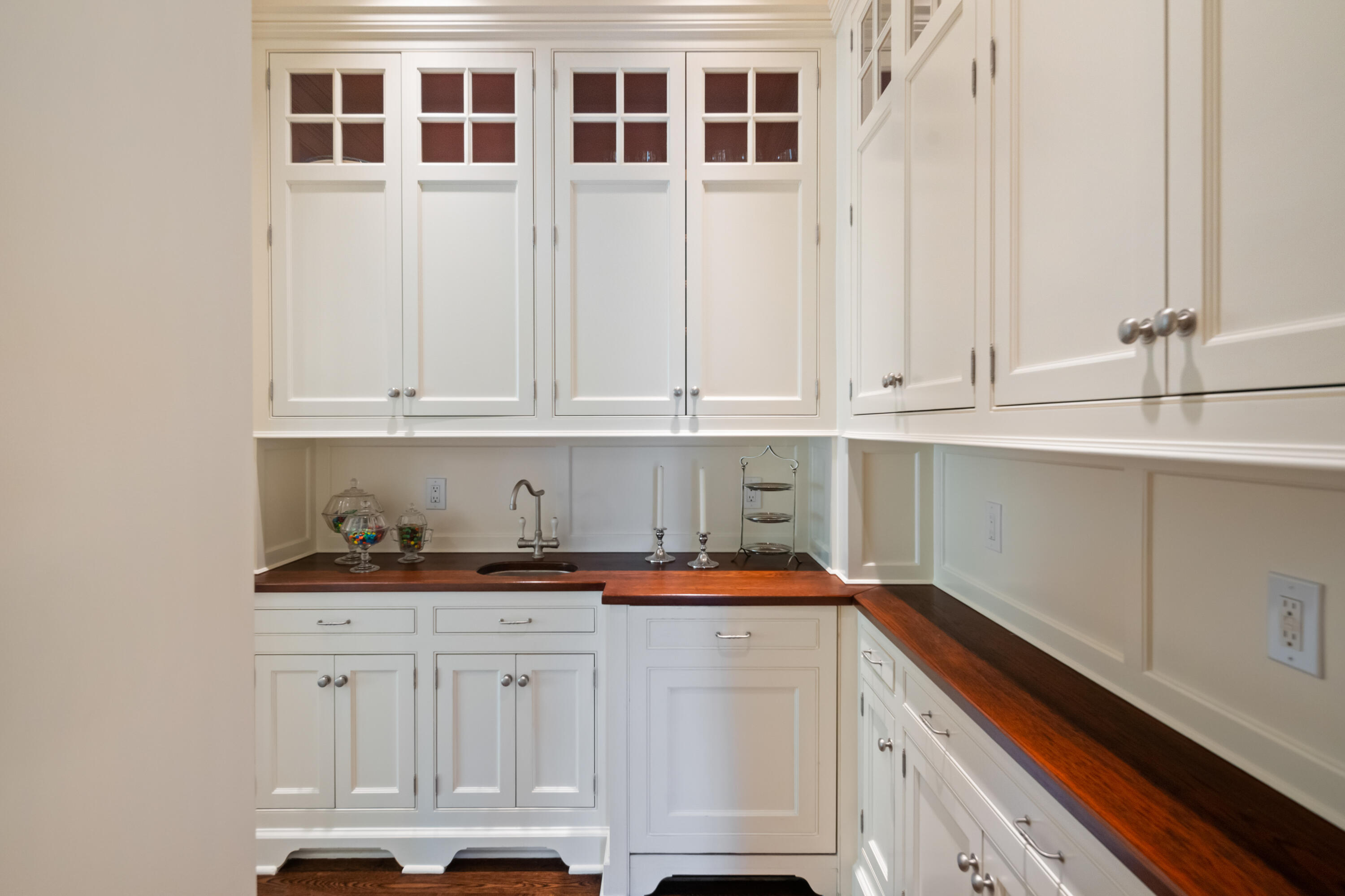 568 Frogtown Road New Canaan, CT 06840 - Photo 19 of 40 Butler's Pantry with Wetbar