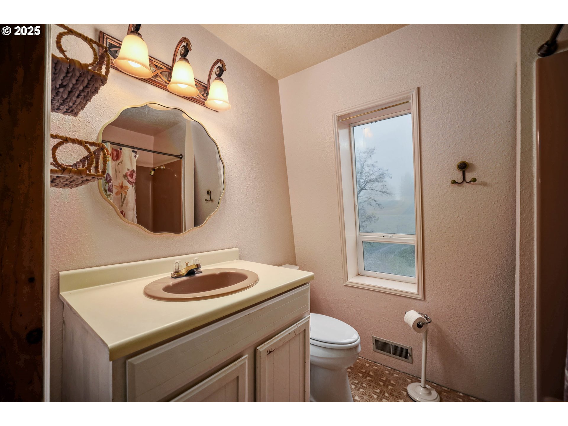 20125 McKillop Road Scotts Mills, OR 97375 - Photo 18 of 47 a bathroom with a toilet sink vanity and mirror