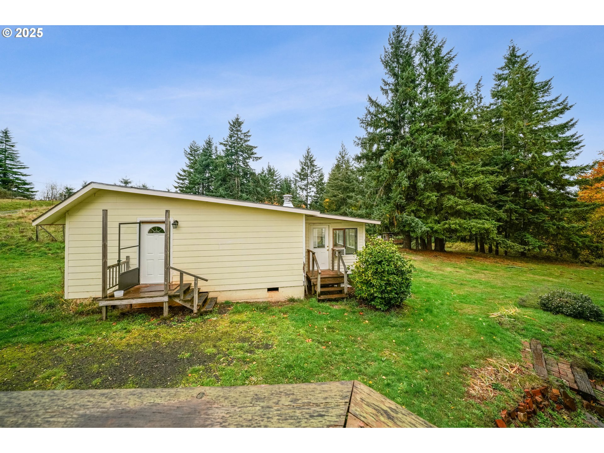 20125 McKillop Road Scotts Mills, OR 97375 - Photo 26 of 47 a backyard of a house with table and chairs