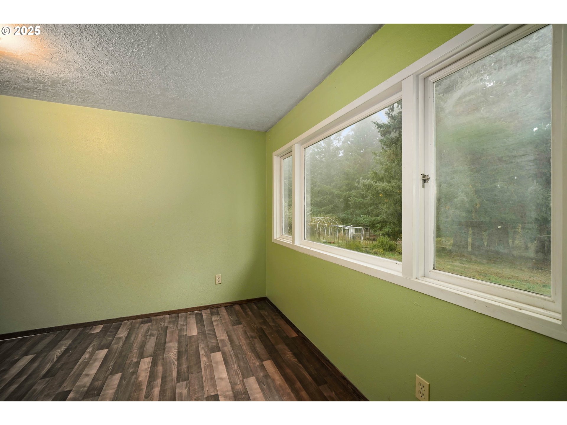 20125 McKillop Road Scotts Mills, OR 97375 - Photo 30 of 47 a view of an empty room and window