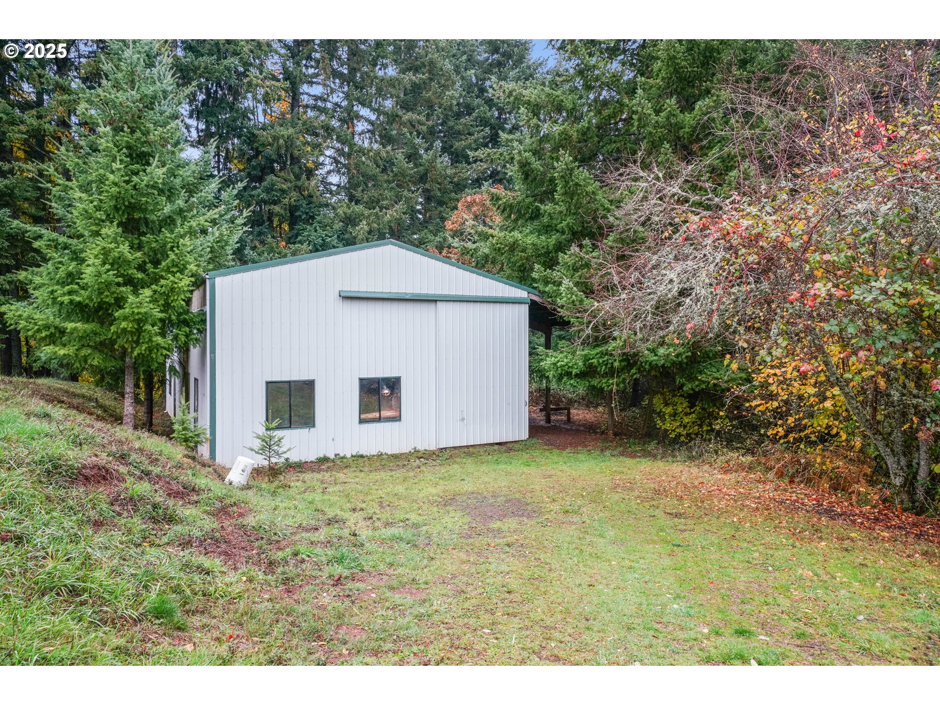 20125 McKillop Road Scotts Mills, OR 97375 - Photo 36 of 47 a view of a backyard with barn