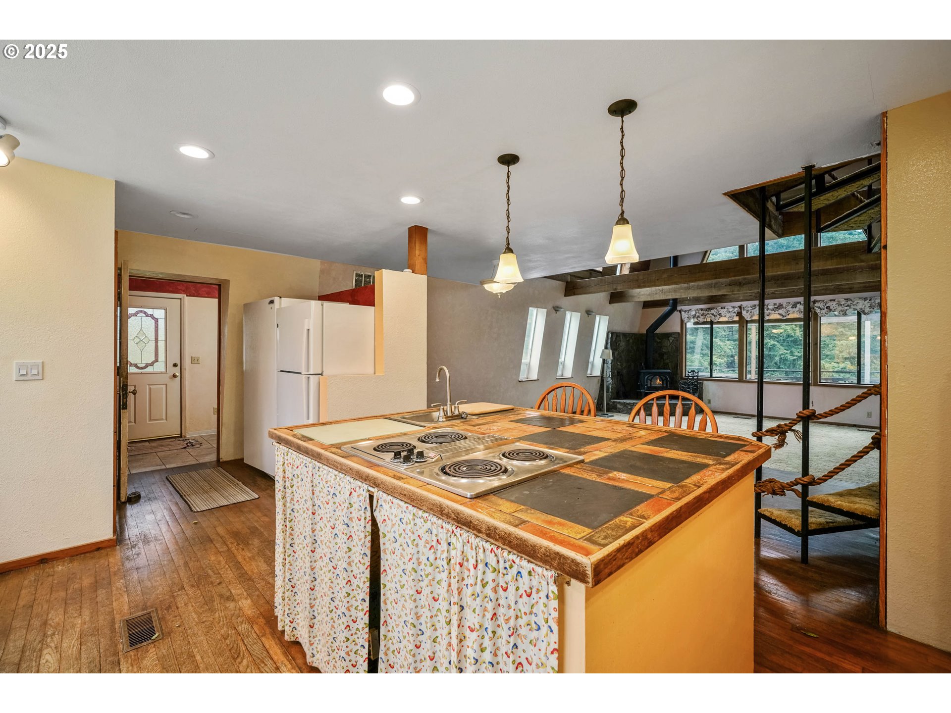 20125 McKillop Road Scotts Mills, OR 97375 - Photo 8 of 47 a kitchen that has a stove and a table