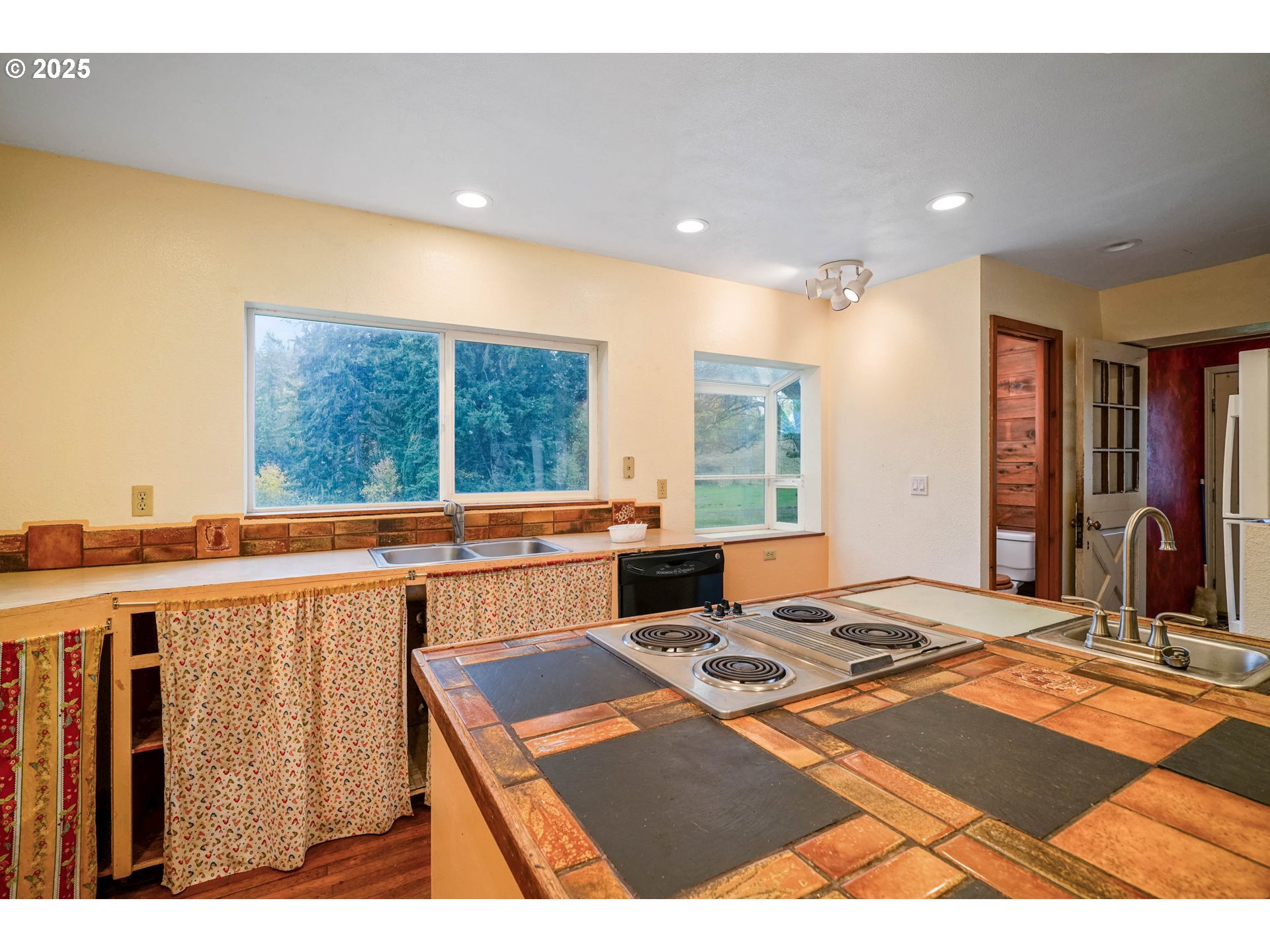 20125 McKillop Road Scotts Mills, OR 97375 - Photo 10 of 47 a living room with a large window