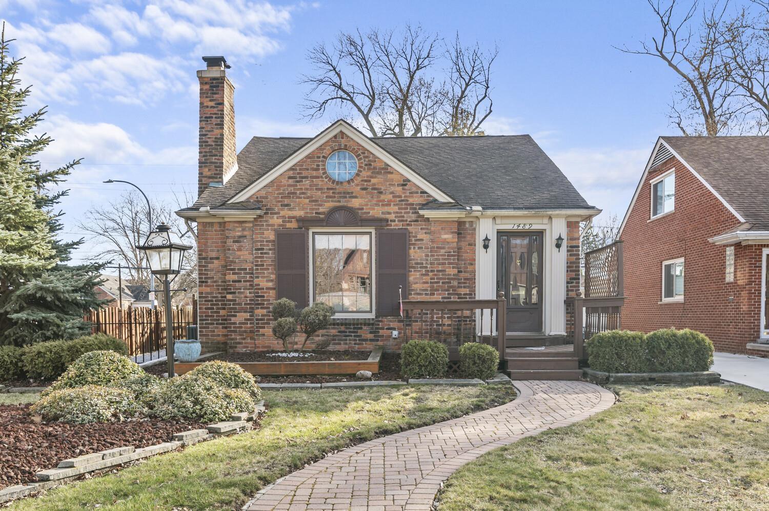 1489 Roslyn Road Grosse Pointe, MI 48236 - Photo 1 of 32 50135751-07666757-b0f3-42c1-b1c4-2f034d8f110e.JPG