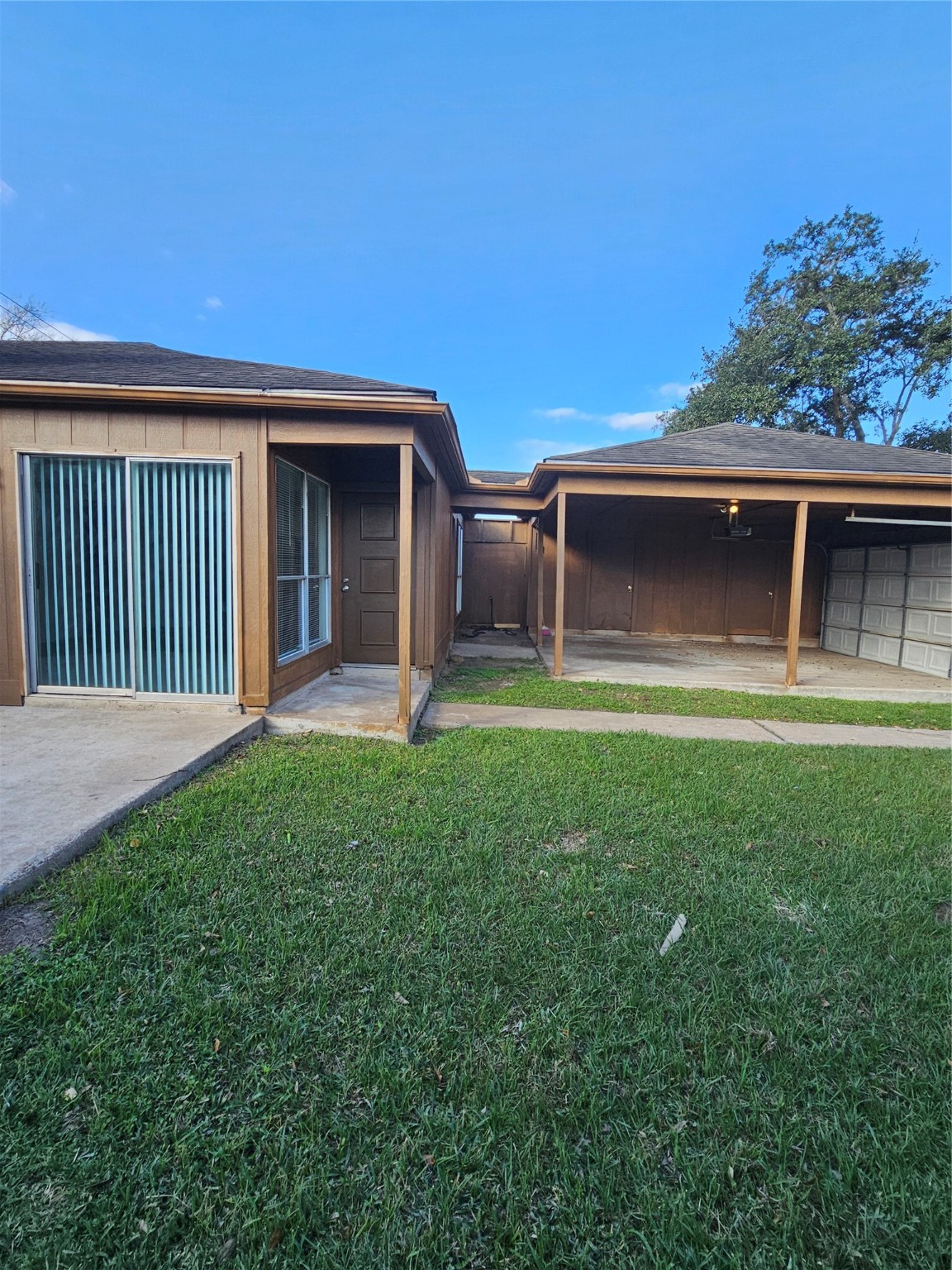 8151 Misty Ridge Lane Houston, TX 77071 - Photo 8 of 15 a backyard of a house with lots of green space