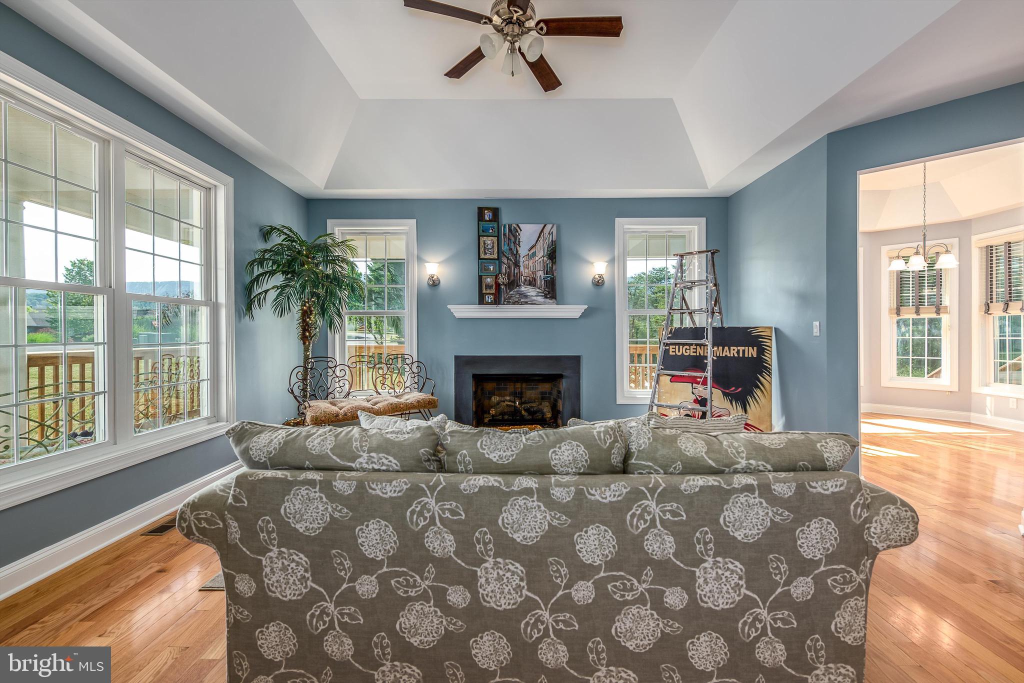 365 Prado Way Berkeley Springs, WV 25411 - Photo 12 of 60 Living room