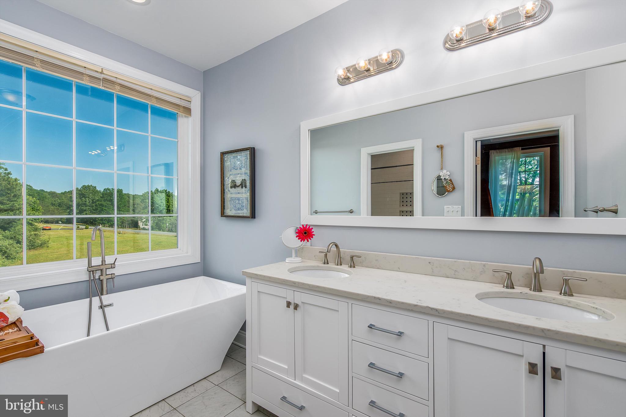 365 Prado Way Berkeley Springs, WV 25411 - Photo 29 of 60 Owner suite/bath