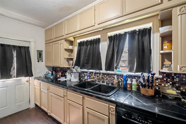 $995,000 | 200 South Cherry Street, Tomball, TX 77375