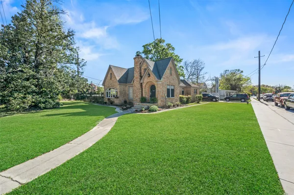 $995,000 | 200 South Cherry Street, Tomball, TX 77375