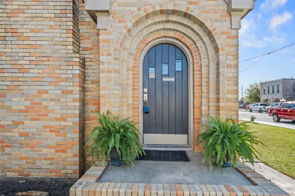 $995,000 | 200 South Cherry Street, Tomball, TX 77375