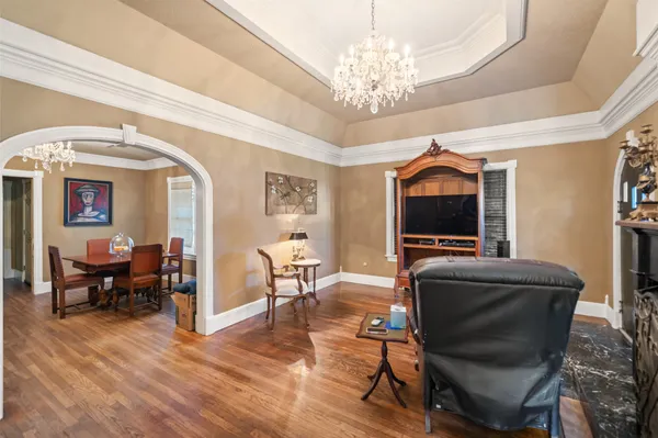 $995,000 | 200 South Cherry Street, Tomball, TX 77375