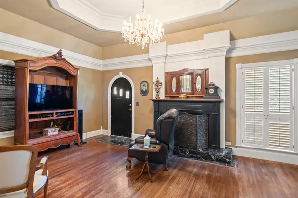 $995,000 | 200 South Cherry Street, Tomball, TX 77375