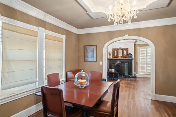 $995,000 | 200 South Cherry Street, Tomball, TX 77375