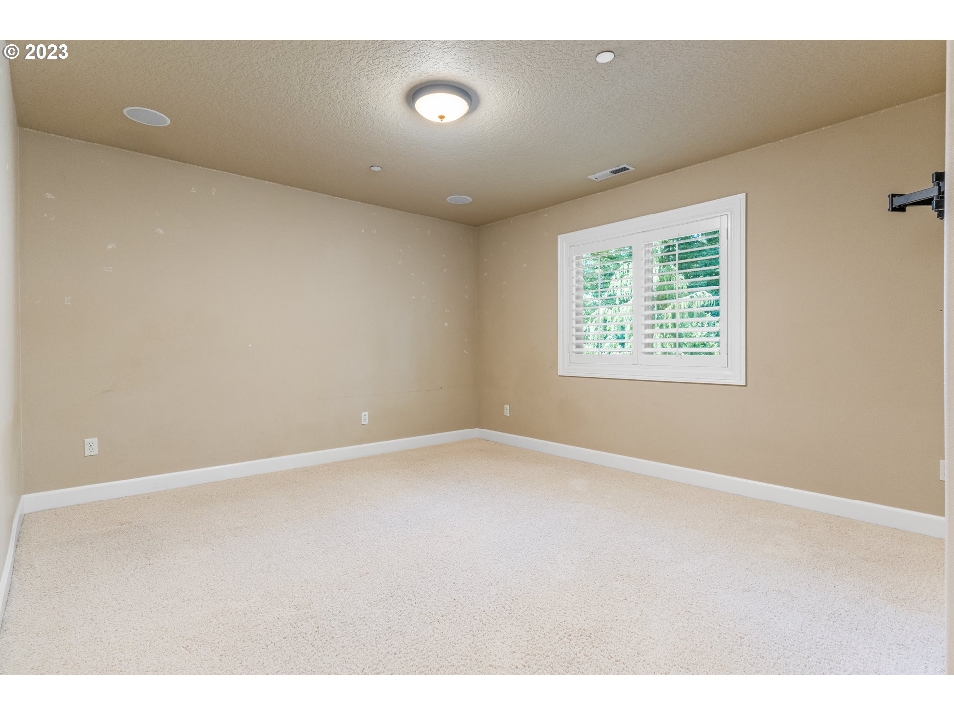 18281 Southwest Florendo Lane Beaverton, OR 97007 - Photo 32 of 47 a view of an empty room with a window