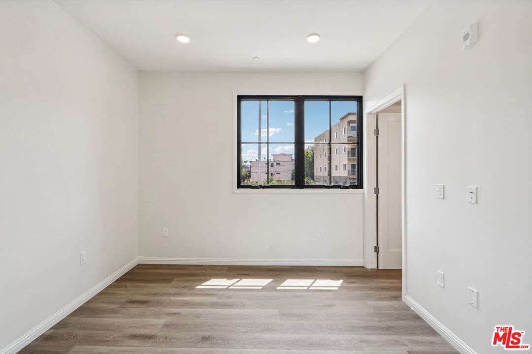 951 South Wilton Place, Unit 201 Los Angeles, CA 90019 - Photo 11 of 20