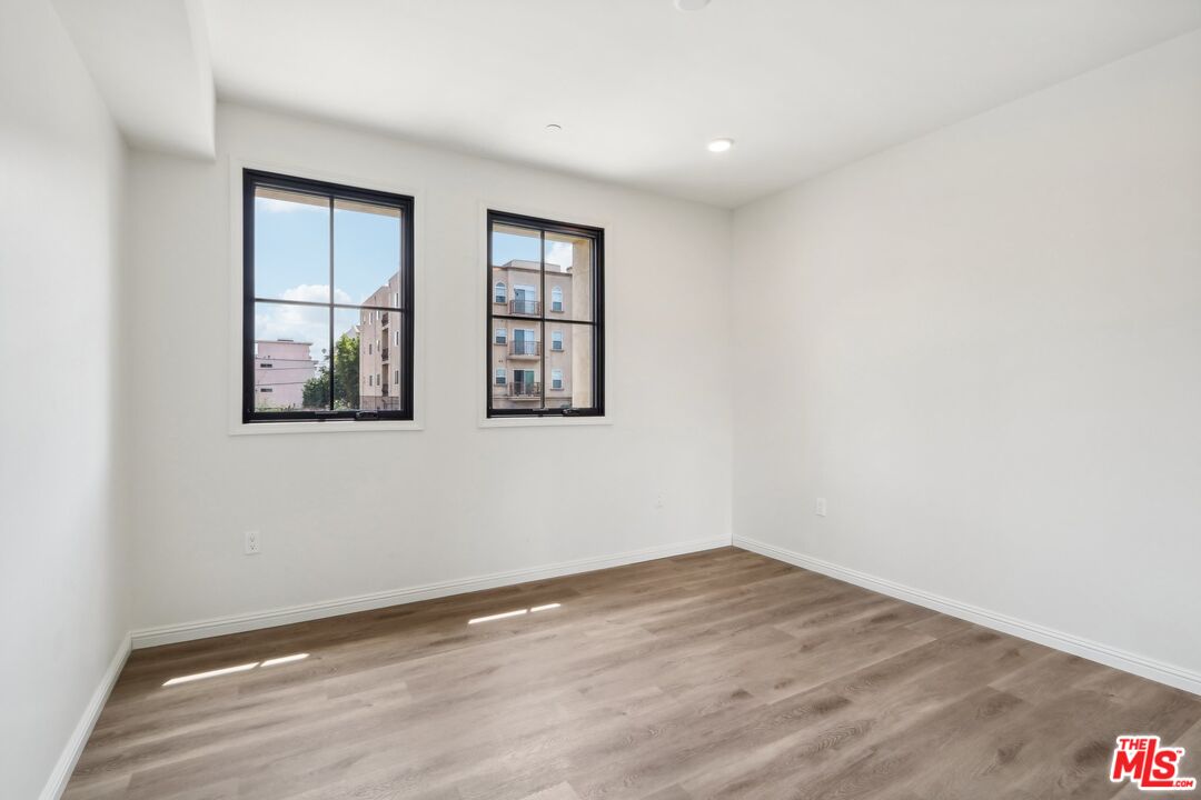 951 South Wilton Place, Unit 201 Los Angeles, CA 90019 - Photo 13 of 20