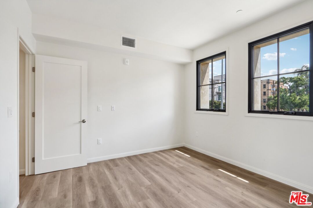 951 South Wilton Place, Unit 201 Los Angeles, CA 90019 - Photo 15 of 20