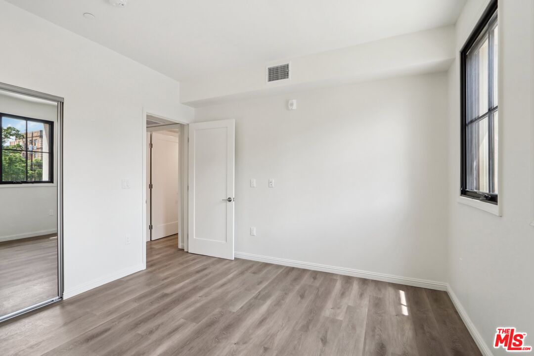 951 South Wilton Place, Unit 201 Los Angeles, CA 90019 - Photo 16 of 20