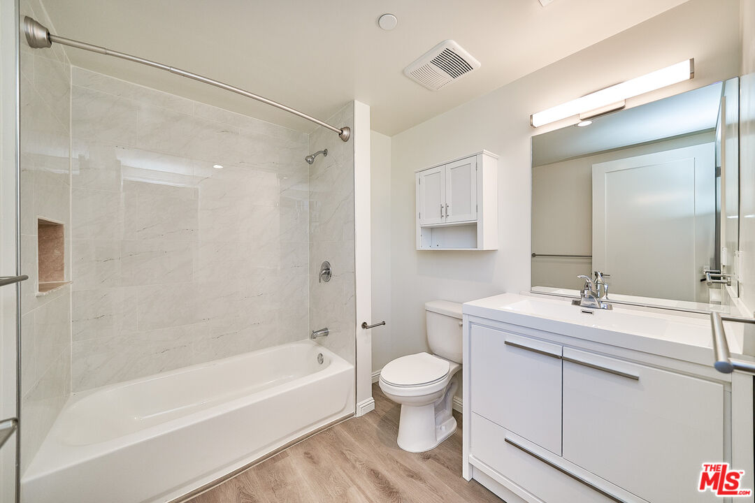 951 South Wilton Place, Unit 201 Los Angeles, CA 90019 - Photo 17 of 20