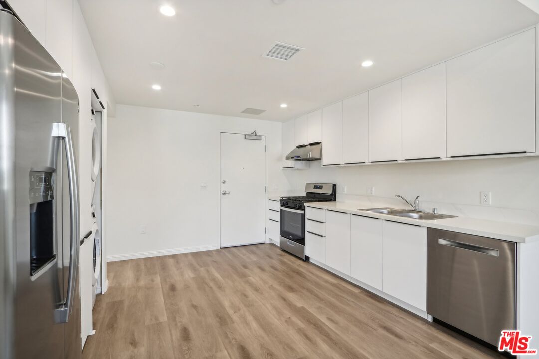 951 South Wilton Place, Unit 201 Los Angeles, CA 90019 - Photo 2 of 20
