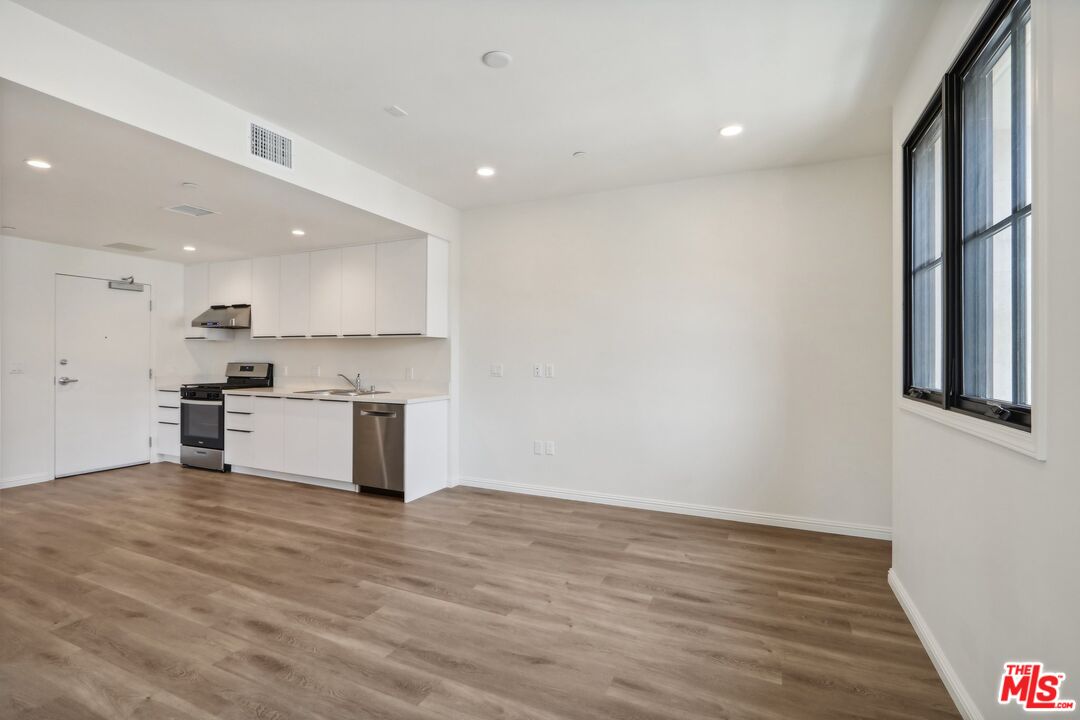 951 South Wilton Place, Unit 201 Los Angeles, CA 90019 - Photo 6 of 20