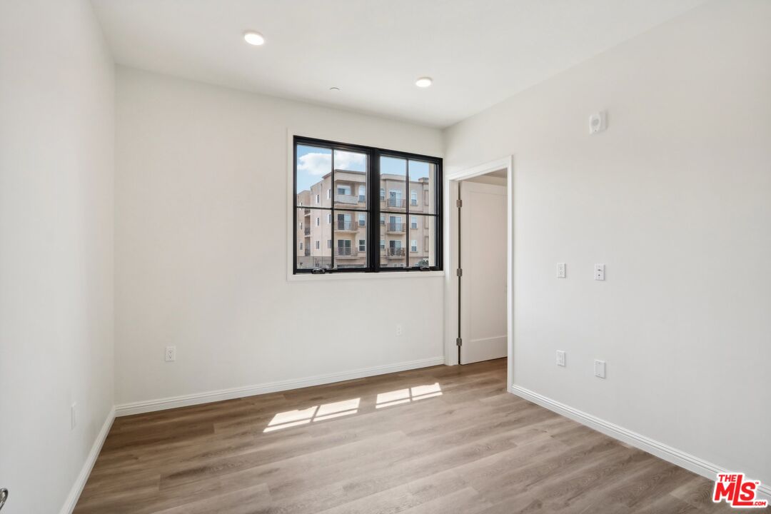 951 South Wilton Place, Unit 201 Los Angeles, CA 90019 - Photo 9 of 20